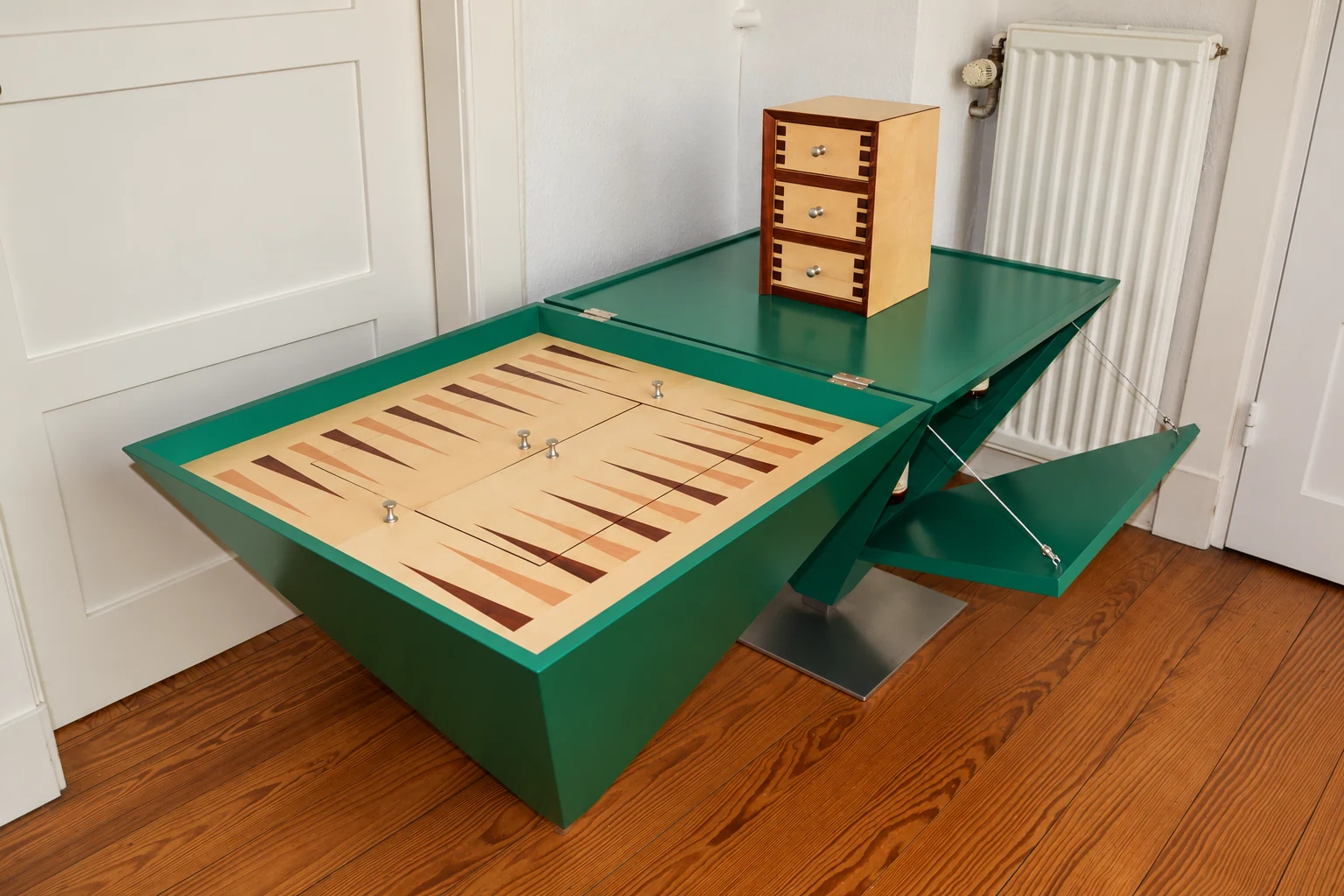 Grüner Multifunktionstisch mit aufklappbarem Backgammon-Spielbrett und Stauraum